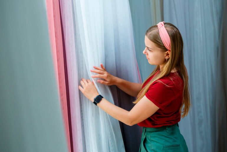 Tipos de cortinas para sala que complementarán tu decoración