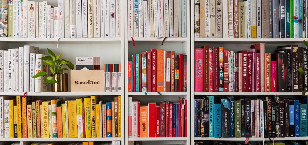 ¿Cómo decorar un librero de manera creativa y minimalista?